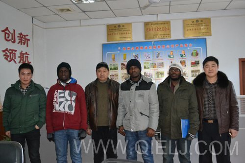 張經(jīng)理和馬經(jīng)理會(huì)見(jiàn)來(lái)自非洲的客戶(圖1)