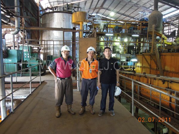 張兵權(quán)工程師在外國(guó)客戶(hù)安裝工廠(chǎng)進(jìn)行指導(dǎo)安裝(圖1)