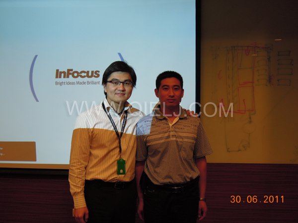 張兵權(quán)工程師在外國(guó)客戶(hù)安裝工廠(chǎng)進(jìn)行指導(dǎo)安裝(圖2)